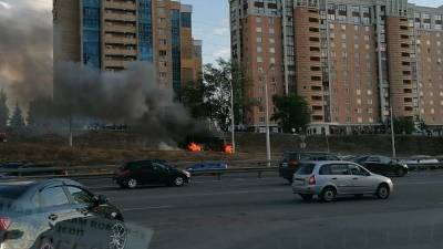 В Уфе у торгового центра сгорел автобус