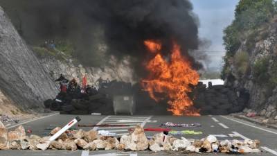 Жестокие столкновения полиции с протестующими в Черногории