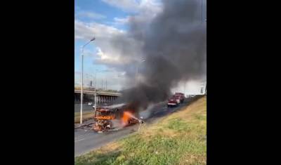 В Уфе горит пассажирский автобус возле торгового центра «Планета»