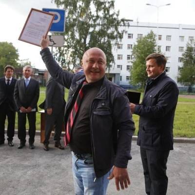Александр Дрозденко поздравил новых жильцов ЖК Карат с новосельем