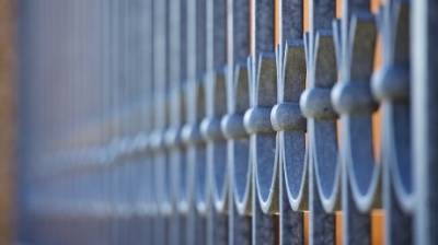 Житель Ахун попросил убрать глухой забор вокруг санатория