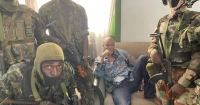 Мамади Думбуя - В Гвинее военные-мятежники арестовали президента, — СМИ - dsnews.ua - Украина - Гвинея