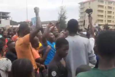 Жители Конакри празднуют арест президента Гвинеи