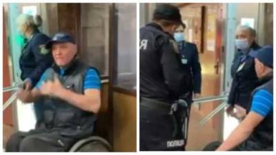 В Киеве в метро не хотели впускать мужчину на инвалидной коляске