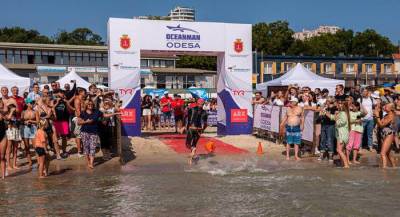 Шторм и нападения медуз: в Одессе прошли соревнования по плаванию Oceanman