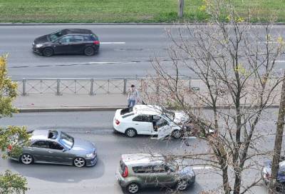 На Индустриальном проспекте участник аварии пробил ограждение и вылетел на встречную полосу