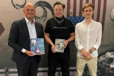 Илон Маск провел для внука Сергея Королева экскурсию по SpaceX