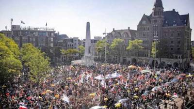 В Амстердаме протесты против коронавирусных ограничений: пришли десятки тысяч людей
