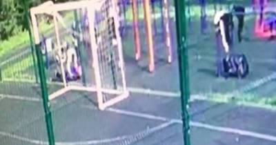 Ребенок упал на торчащий кусок арматуры на детской площадке в Подмосковье