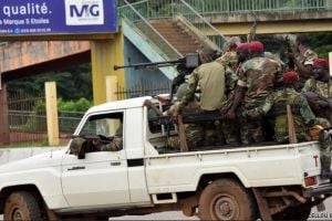 Военный переворот в Гвинее: мятежники захватили президента, в столице слышны взрывы. ВИДЕО