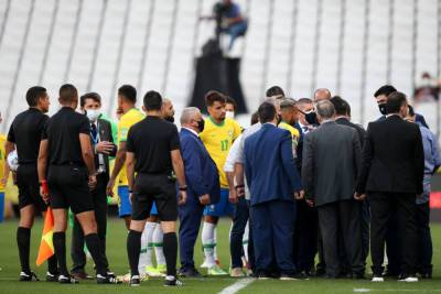 Матч Бразилия - Аргентина прервали из-за появления на поле полиции