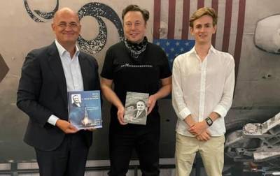 Илон Маск показал внуку Сергея Королева SpaceX