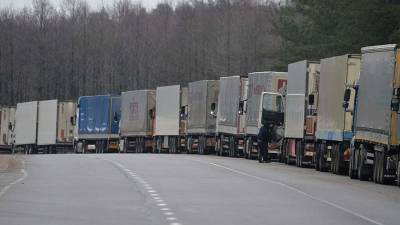 Пробка из 100 грузовиков образовалась на границе России и Литвы