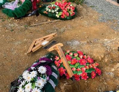 Аллею почетных захоронений разгромили на южно-сахалинском кладбище