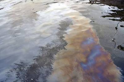 Разлив нефтепродуктов в морском порту на юге Сахалина устранен