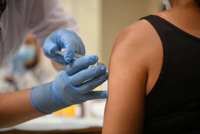 Инфекционист: вакцинацию от ковида и гриппа нужно проводить с интервалом в один месяц