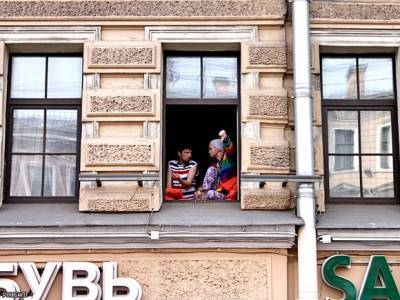 Россиянам напомнили о штрафе за регулярное подглядывание в чужие окна
