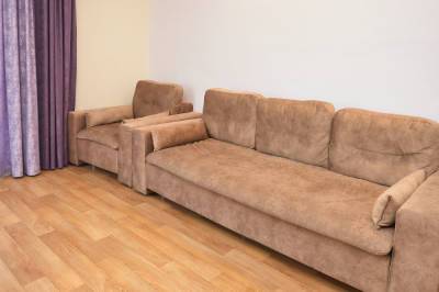 Квартиросъемщики в Москве выкинули диван с 300 тысячами рублей внутри