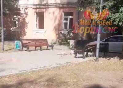 Тело голого мужчины обнаружили в Воронеже у многоэтажки