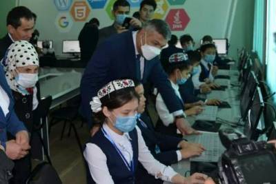 Школьницам в Узбекистане разрешили носить платки и тюбетейки