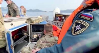 Вертолет, упавший с туристами на Камчатке в озеро, вытащили на берег