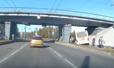 В Петрозаводске маршрутка с пассажирами врезалась в опору моста