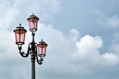 Уличные фонари «под старину» устанавливают на Васильевском острове