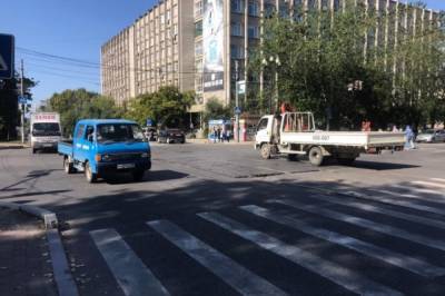 В центре Хабаровска пятый день ремонтируют трамвайные пути