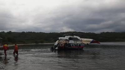 Упавший на дно озера на Камчатке вертолёт Ми-8 вытащили на берег
