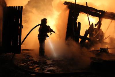 В Астраханской области 16 человек около часа тушили крупный пожар