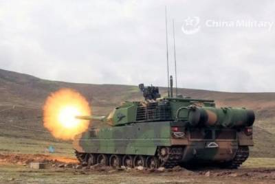Китайские военные приняли на вооружение новую танкоремонтную машину