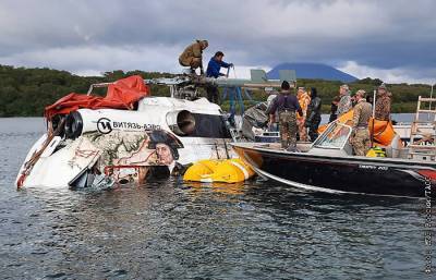 Вертолет, упавший с туристами в озеро на Камчатке, подняли на берег
