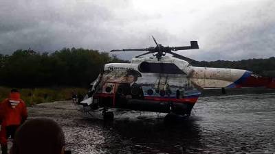 Вертолёт Ми-8 подняли со дна Курильского озера — видео