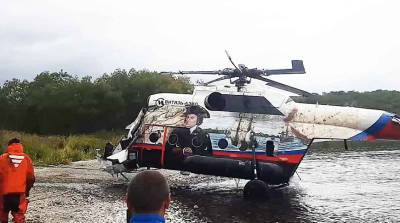 На Камчатке со дна озера подняли вертолет, потерпевший крушение с туристами на борту