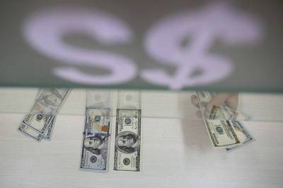 Доллар дорожает относительно основных валют после ослабления в пятницу