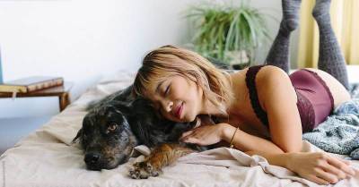 Ученые установили, что женщинам лучше спать с собаками, а не с мужчинами