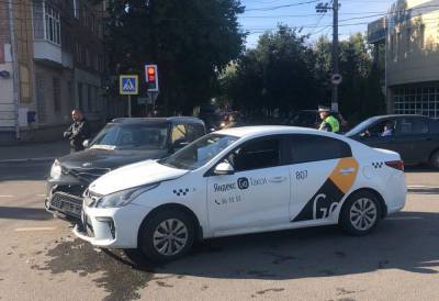 Таксист пострадал в ДТП в Заволжском районе Твери