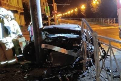 В Казани «Мерседес» во время ДТП снес забор: два человека пострадали
