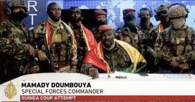 В охваченной переворотом Гвинее ввели комендантский час. Запад требует освободить президента (видео)