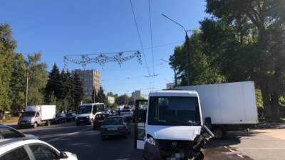 Маршрутка и 6 машин столкнулись в Воронеже: есть пострадавшие