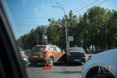 В Кемерове два автомобиля столкнулись на перекрёстке Тухачевского — Ленина