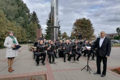 Духовой оркестр имени В.Агапкина выступил перед горожанами в скверах Тамбова