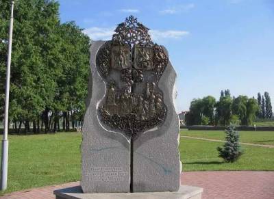 В Киеве снесли памятный знак в честь дружбы с Россией