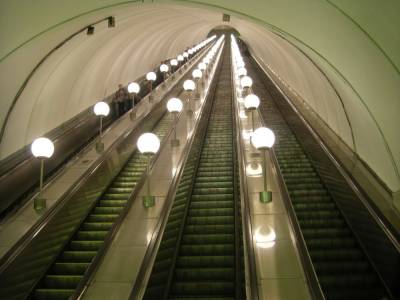 Петербуржцам рассказали о значении цветных полос на ступенях эскалатора