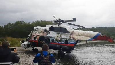 Поднятый со дна озера на Камчатке вертолет доставлен на берег