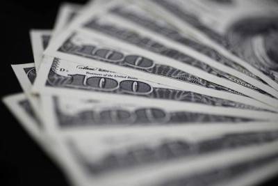 Доллар растет, но по-прежнему близ почти месячного минимума