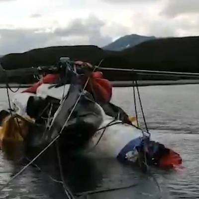 Ми-8, упавший в озеро на Камчатке с туристами на борту, извлекли на берег