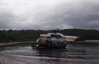 Со дна озера на Камчатке подняли вертолет, в котором летели туристы