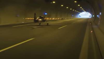 Лётчик впервые пролетел на самолёте через два автомобильных тоннеля