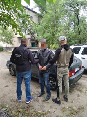 В Лисичанске полицейские разоблачили мошенника, который рассчитался сувенирной купюрой
